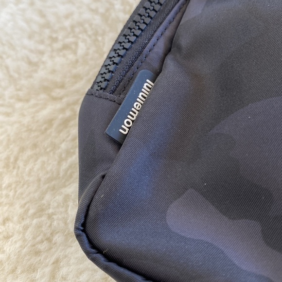 ❤️ Lululemon Large Everywhere Bag in Heritage 365 Camo Deep Coal Multi NWT - Picture 2 of 5